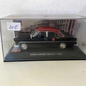 Taxi SIMCA Ariane G7 nero con tetto rosso del 1960