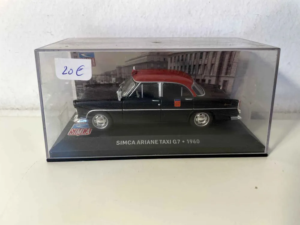 Taxi SIMCA Ariane G7 nero con tetto rosso del 1960