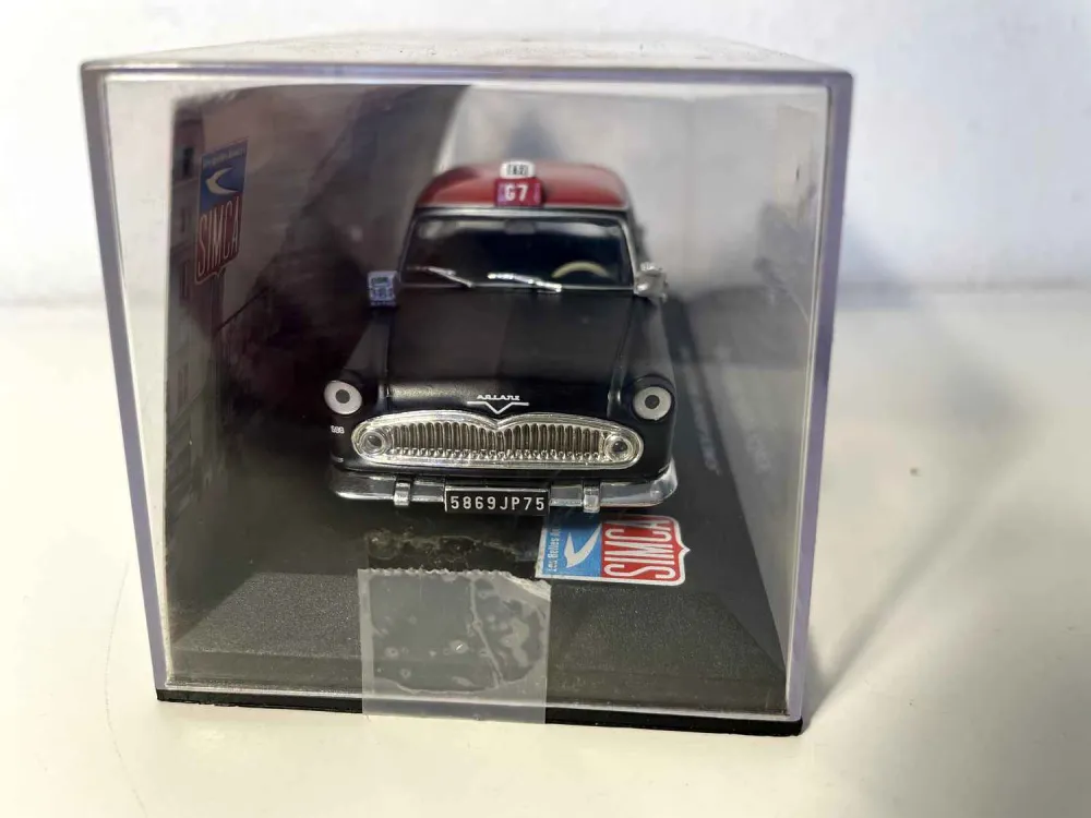 Taxi SIMCA Ariane G7 nero con tetto rosso del 1960