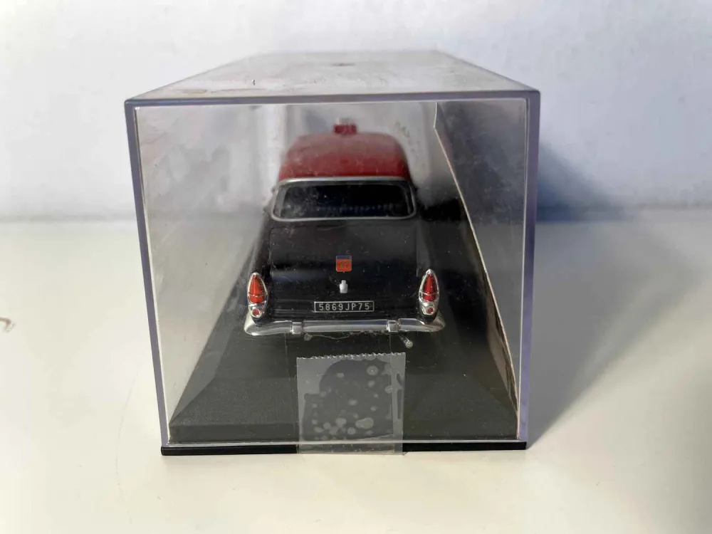 Taxi SIMCA Ariane G7 nero con tetto rosso del 1960