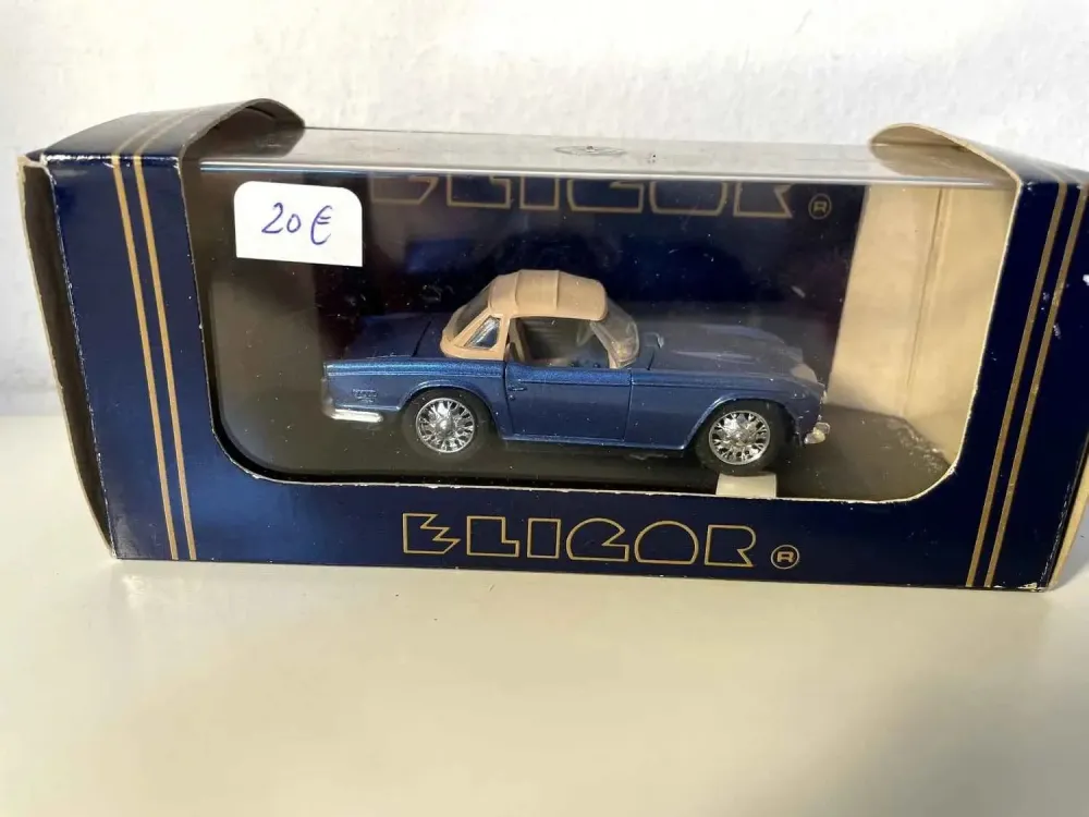 Triumph TR5 blu del 1968 con cofano marrone