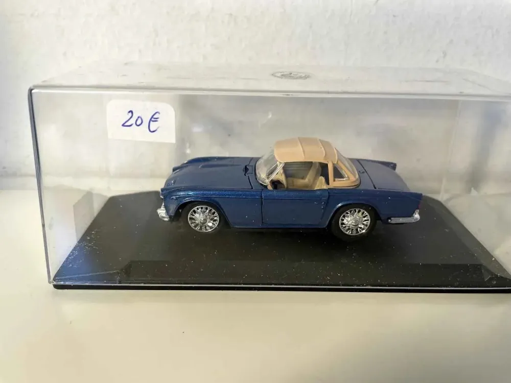 Triumph TR5 blu del 1968 con cofano marrone