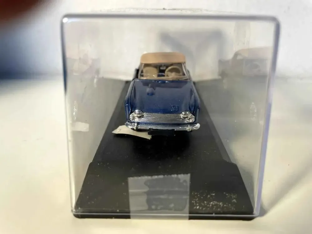Triumph TR5 blu del 1968 con cofano marrone