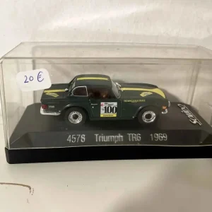 Triumph TR6 verde del 1969 con il numero 100 (riferimento Solido 4578)