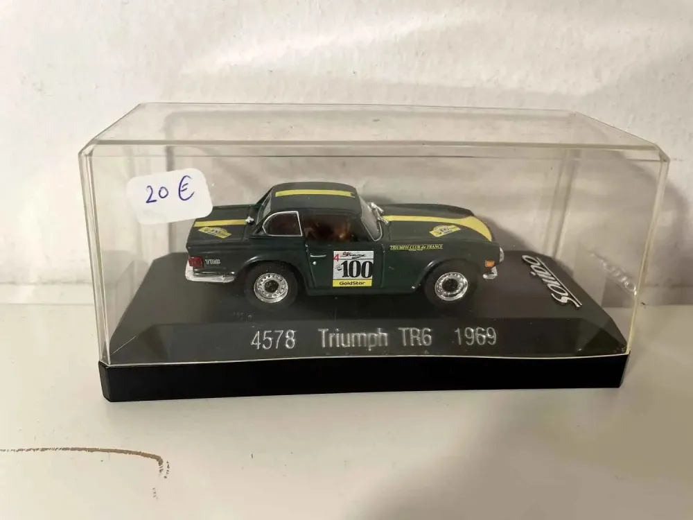 Triumph TR6 verde del 1969 con il numero 100 (riferimento Solido 4578)