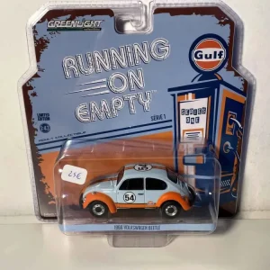 Volkswagen Maggiolino nei colori GULF (blu e arancione) con il numero 54