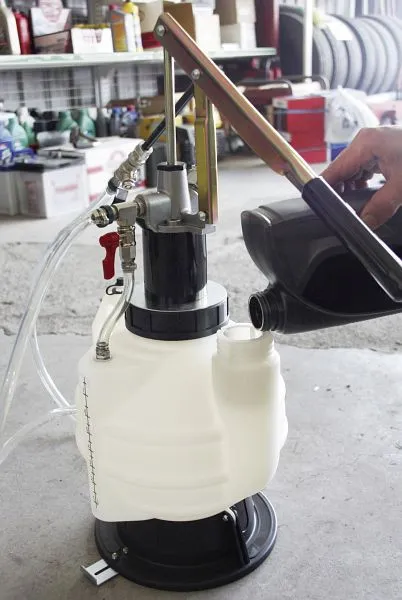 Dispositivo di riempimento dell'olio Kraftwerk 75 l con 8 adattatori 30653