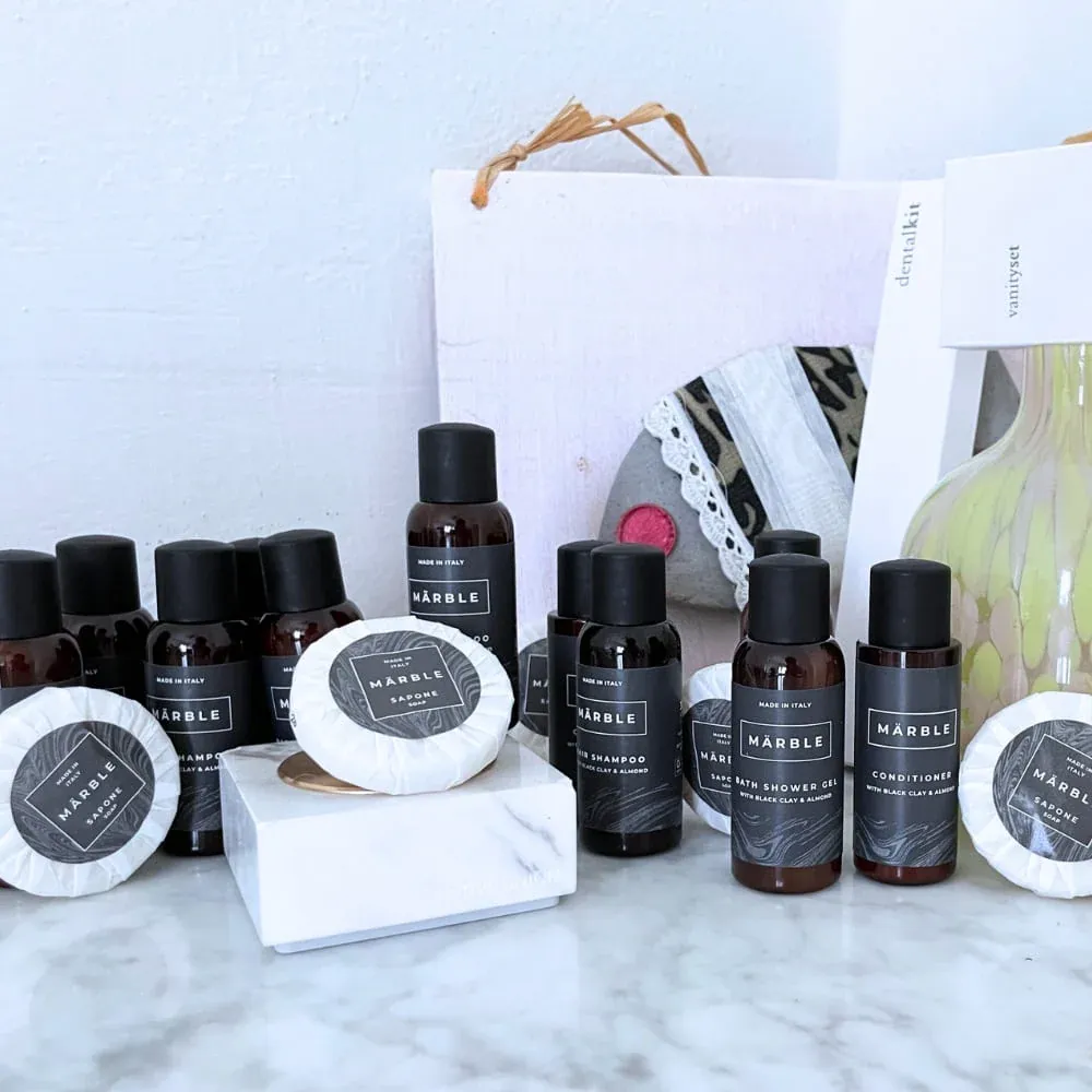 Kit Cortesia Marble Premium con cuffia doccia, set cucito e vanity set