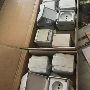 Vendo blocco 7 prese 16A + 1 interruttore + 4 prese 10A SAREL con Viti e Placca Incluse