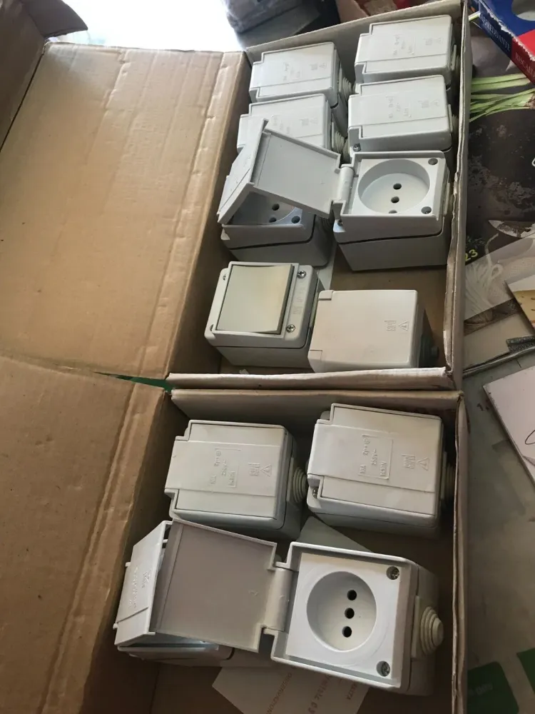 Vendo blocco 7 prese 16A + 1 interruttore + 4 prese 10A SAREL con Viti e Placca Incluse
